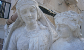 statue
